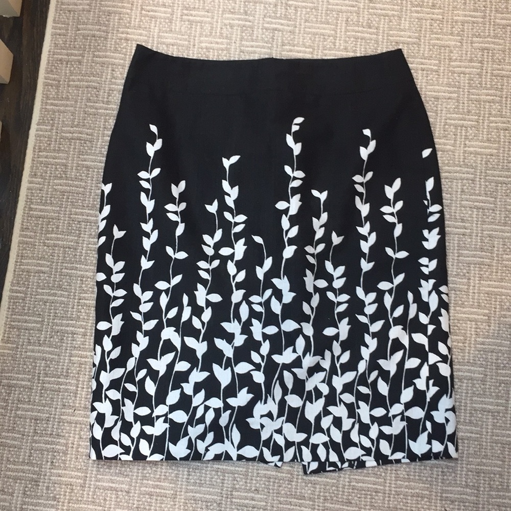 EUC Ann Taylor Floral Black and White Skirt Size 4